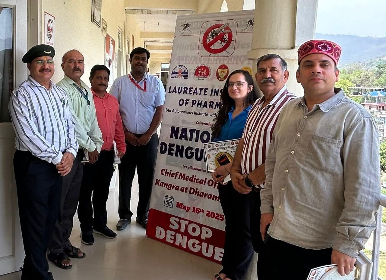 जन जागरूकता कार्यक्रम के दौरान मौजूद स्वास्थ्य अधिकारी। जन जागरूकता कार्यक्रम के दौरान मौजूद स्वास्थ्य अधिकारी।