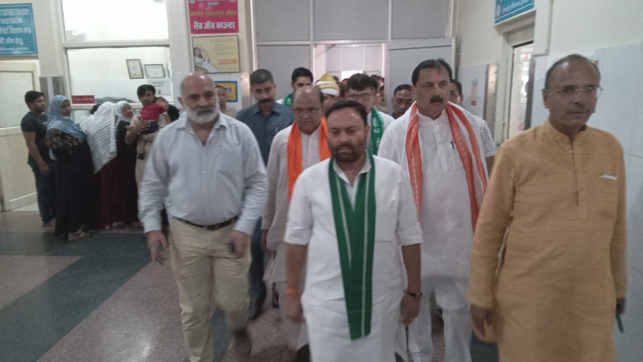 मुरादाबाद में जिला अस्पताल का औचक निरीक्षण करते प्रभारी मंत्री अनिल कुमार। मुरादाबाद में जिला अस्पताल का औचक निरीक्षण करते प्रभारी मंत्री अनिल कुमार।