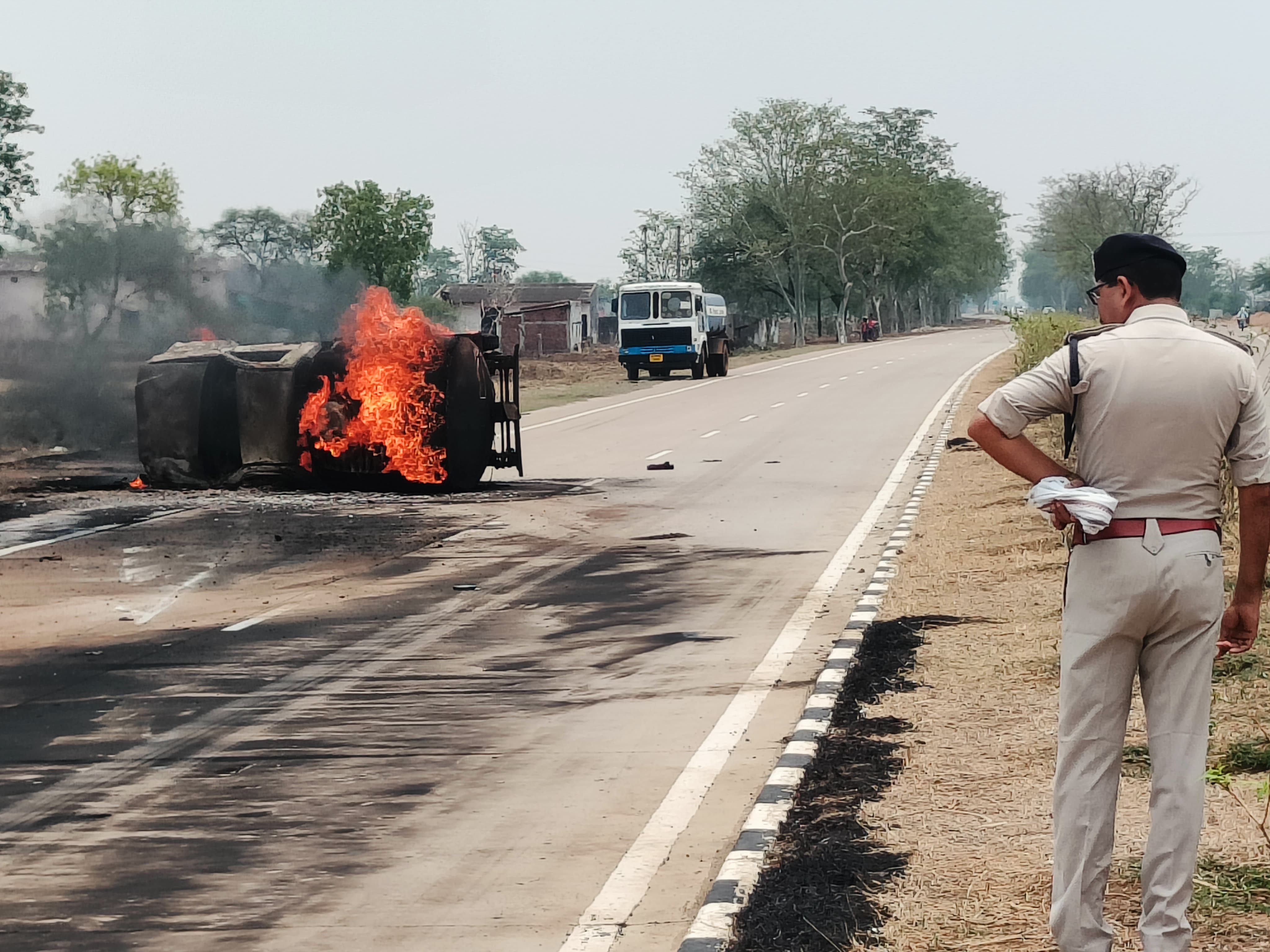 टैंकर पलटने से वाहन में लगी आग। टैंकर पलटने से वाहन में लगी आग।