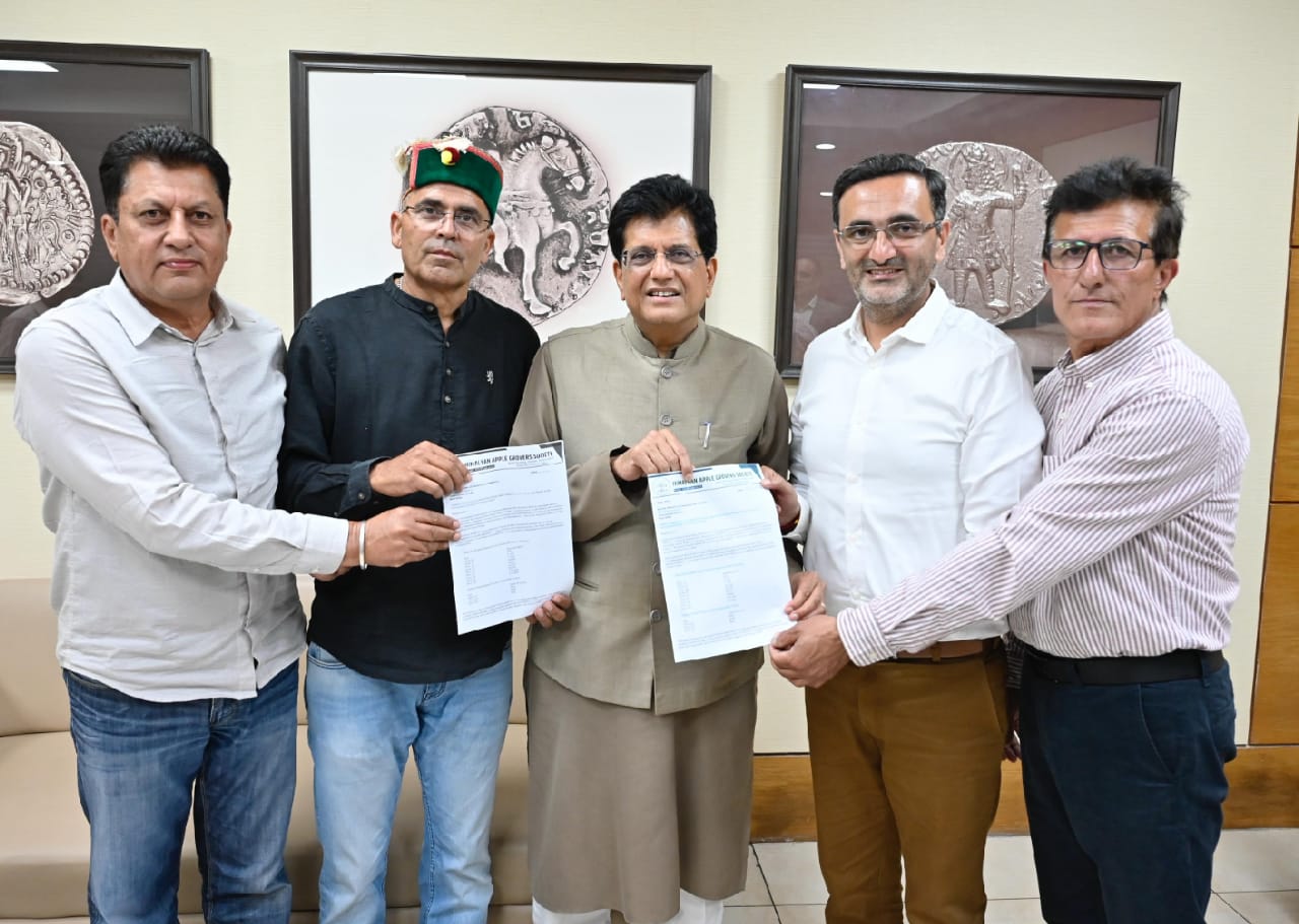 पीयूष गोयल को ज्ञापन सौंपते सोसायटी के पदाधिकारी पीयूष गोयल को ज्ञापन सौंपते सोसायटी के पदाधिकारी