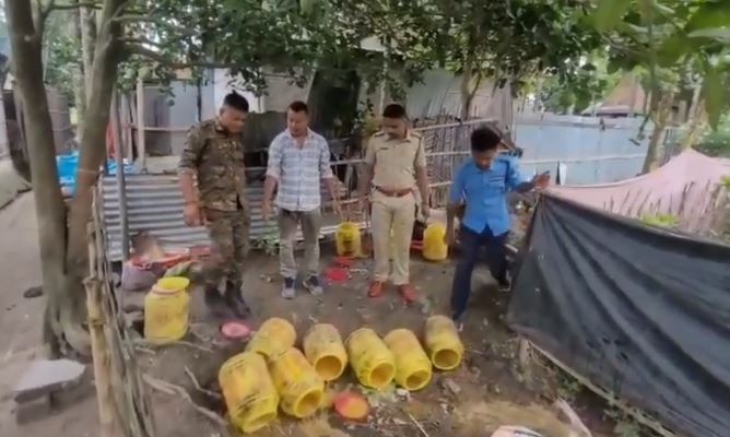 पुलिस ने 350 लीटर चुलाई शराब किया नष्ट, एक गिरफ्तार पुलिस ने 350 लीटर चुलाई शराब किया नष्ट, एक गिरफ्तार