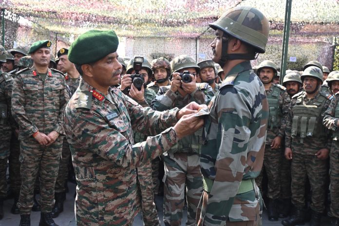 पश्चिमी कमान के सेना कमांडर ने जम्मू और सांबा के अपने दौरे के दौरान सैनिकों की वीरता और उच्च भावना की सराहना की पश्चिमी कमान के सेना कमांडर ने जम्मू और सांबा के अपने दौरे के दौरान सैनिकों की वीरता और उच्च भावना की सराहना की