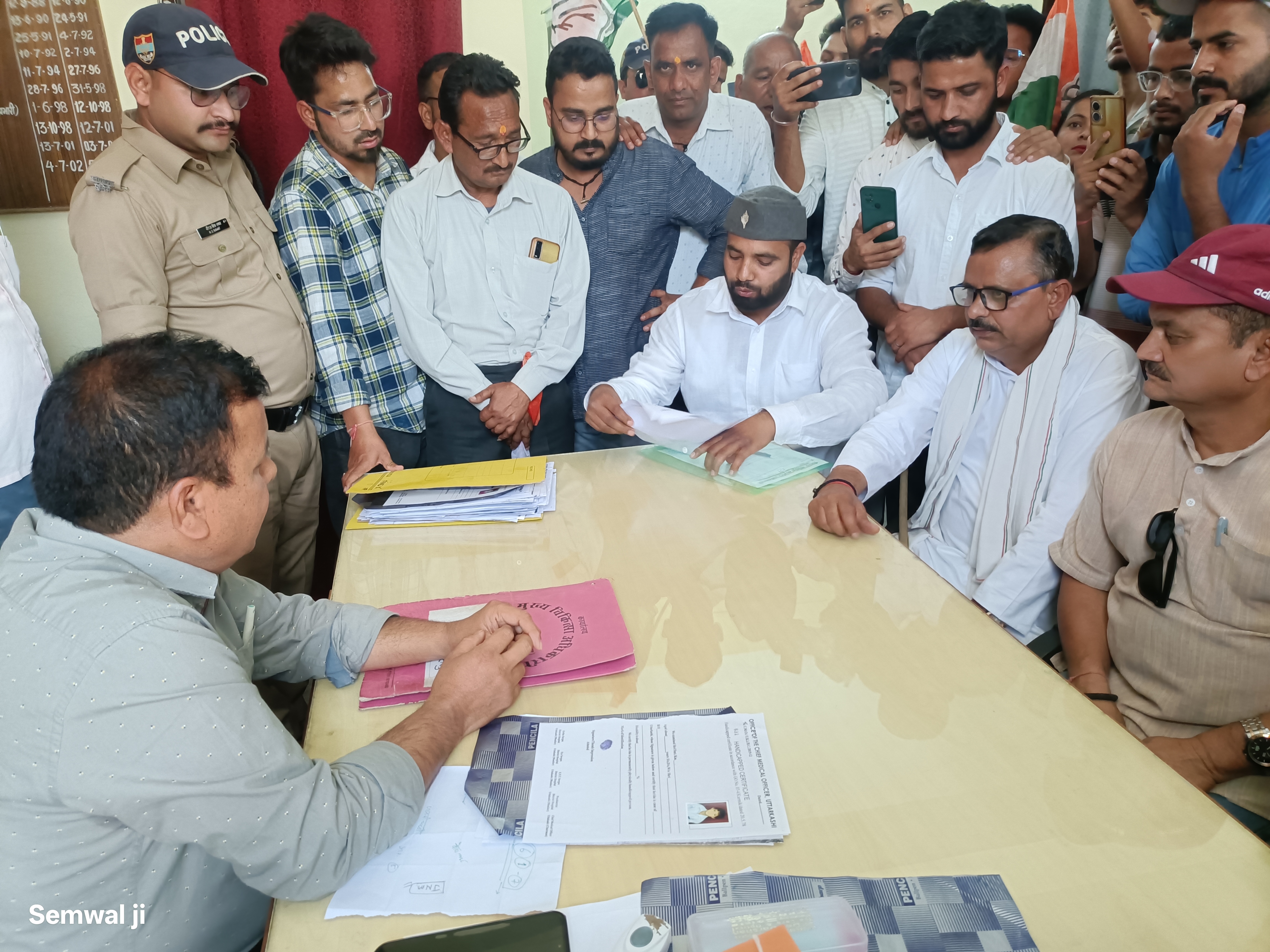 मुख्य चिकित्सा अधिकारी उत्तरकाशी का घेराव करते हुए कांग्रेसी मुख्य चिकित्सा अधिकारी उत्तरकाशी का घेराव करते हुए कांग्रेसी