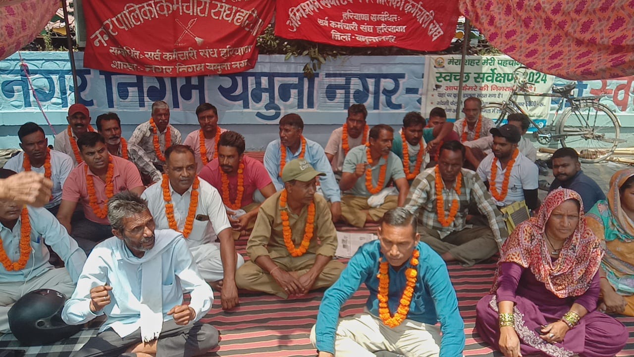 भूख हड़ताल पर बैठे निगम कर्मी भूख हड़ताल पर बैठे निगम कर्मी