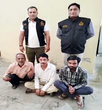 अवैध हथियार बेचने वाले बाप-बेटा गिरफ्तार अवैध हथियार बेचने वाले बाप-बेटा गिरफ्तार