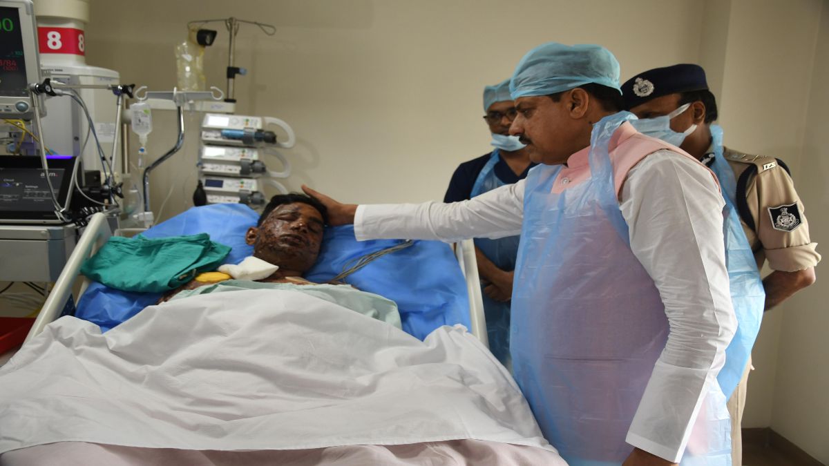 मुख्यमंत्री डाॅ यादव ने अस्पताल पहुंचकर मॉकड्रिल में घायल जवानों का जाना हाल मुख्यमंत्री डाॅ यादव ने अस्पताल पहुंचकर मॉकड्रिल में घायल जवानों का जाना हाल