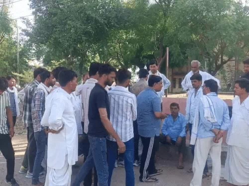 चौथ का बरवाड़ा थाने में सुबह से काफी लोग जमा हैं। चौथ का बरवाड़ा थाने में सुबह से काफी लोग जमा हैं।