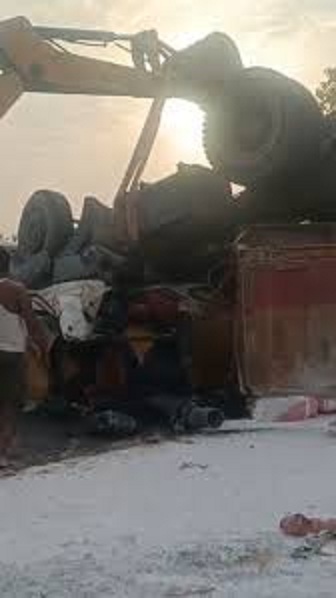 पुट्टी से भरा ट्रक पलटा पुट्टी से भरा ट्रक पलटा