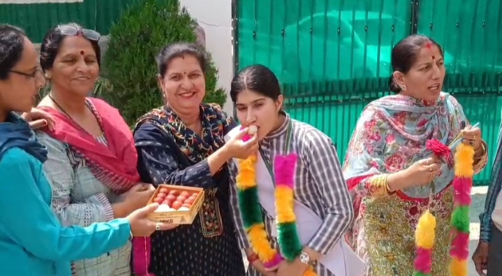 पारुल सिंह ने प्रदेश में चौथा स्थान हासिल कर बढ़ाया पी एम श्री वरिष्ठ माध्यमिक विद्यालय राजगढ़ का मान पारुल सिंह ने प्रदेश में चौथा स्थान हासिल कर बढ़ाया पी एम श्री वरिष्ठ माध्यमिक विद्यालय राजगढ़ का मान