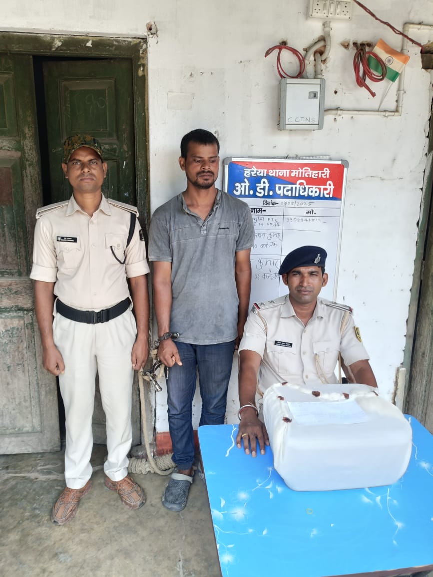 बरामद अफीम के साथ पुलिस गिरफ्त में तस्कर बरामद अफीम के साथ पुलिस गिरफ्त में तस्कर