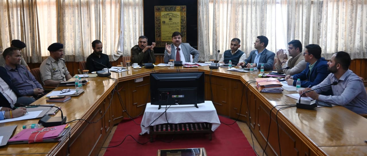 डीसी शिमला द्वारा बैठक का आयोजन डीसी शिमला द्वारा बैठक का आयोजन