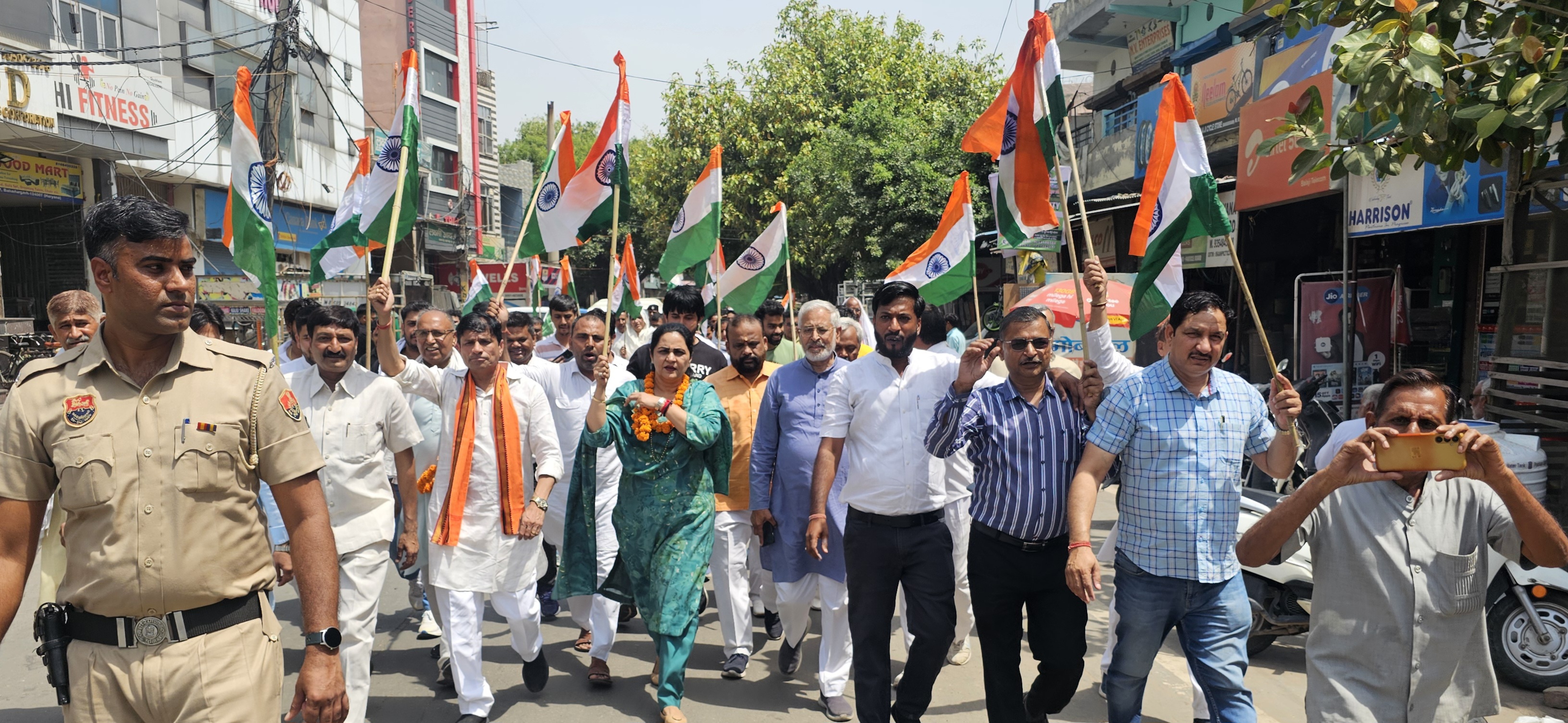 शनिवार को बहादुरगढ़ में तिरंगा शौर्य यात्रा निकालते भाजपा कार्यकर्ता। शनिवार को बहादुरगढ़ में तिरंगा शौर्य यात्रा निकालते भाजपा कार्यकर्ता।