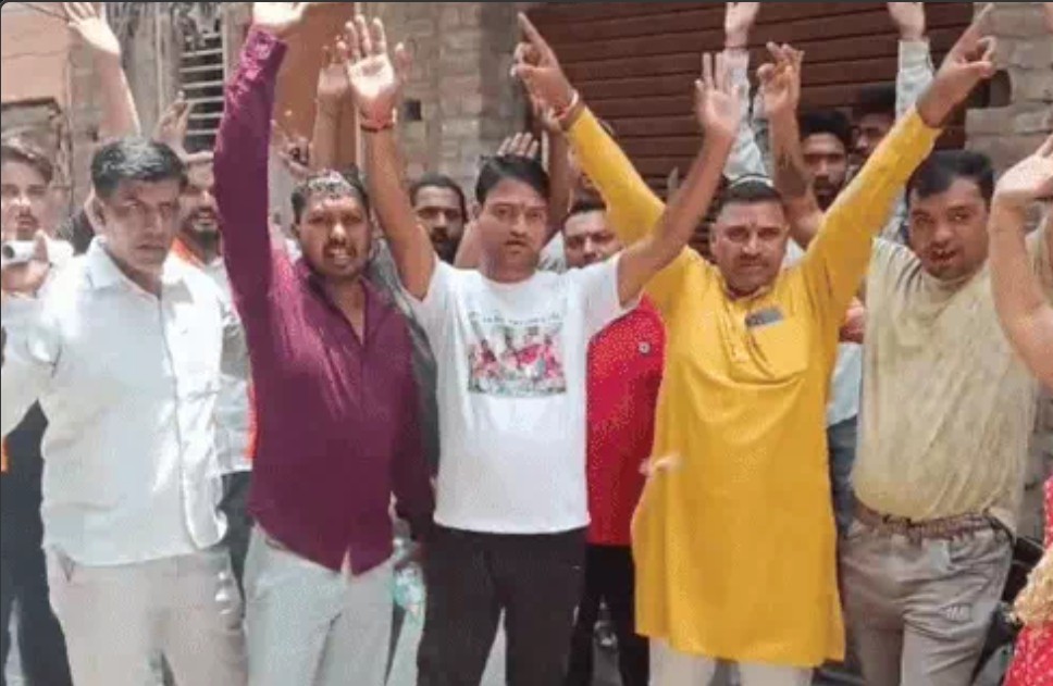 पानीपत के सरस्वती विद्या मंदिर में मुस्लिम अध्यापिका द्वारा कलमा पढ़ाए जाने के बाद प्रदर्शन करते अभिभावक पानीपत के सरस्वती विद्या मंदिर में मुस्लिम अध्यापिका द्वारा कलमा पढ़ाए जाने के बाद प्रदर्शन करते अभिभावक