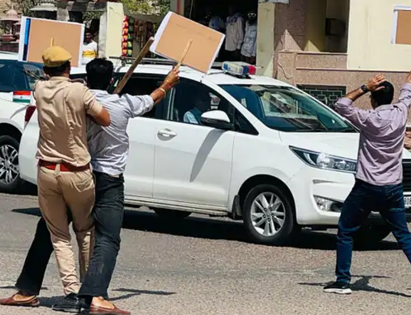 मुख्यमंत्री के काफिले में घुसे और तख्तियां दिखाकर भाजपा विधायक बालमुकुंदाचार्य पर तिरंगे के अपमान का आरोप मुख्यमंत्री के काफिले में घुसे और तख्तियां दिखाकर भाजपा विधायक बालमुकुंदाचार्य पर तिरंगे के अपमान का आरोप