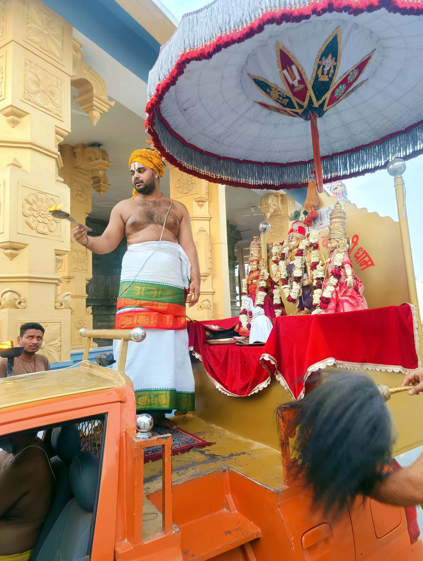 तिरुपति धाम में भगवान वेंकटेश जी की पूजा-अर्चना व सवारी शोभा यात्रा का दृश्य। तिरुपति धाम में भगवान वेंकटेश जी की पूजा-अर्चना व सवारी शोभा यात्रा का दृश्य।
