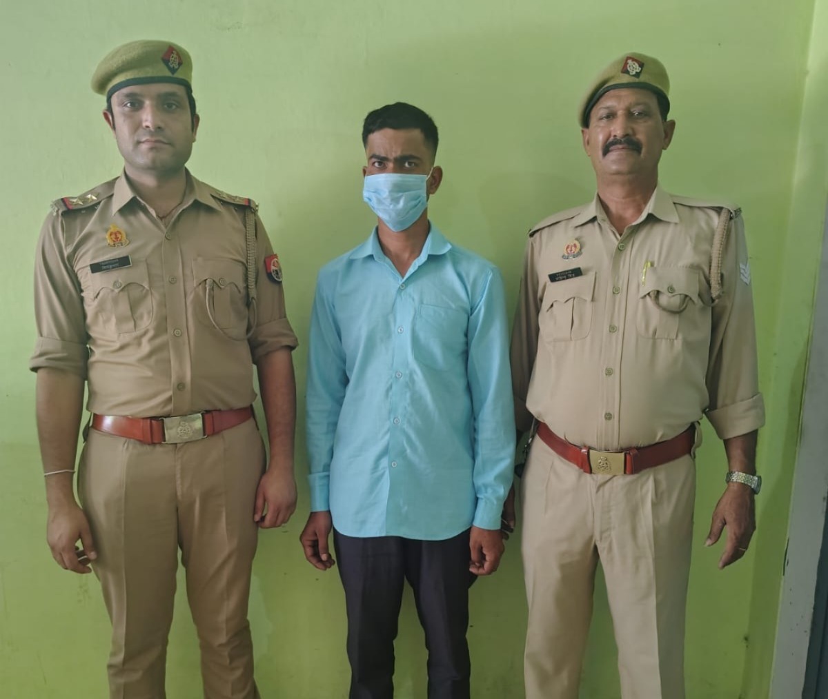पुलिस द्वारा गिरफ्तार किया गया 25 हजारी आयुष पुलिस द्वारा गिरफ्तार किया गया 25 हजारी आयुष