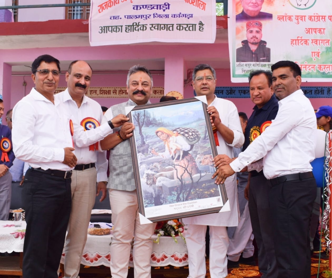 पालमपुर के कंडवाडी स्कूल पंहुचने पर शिक्षा मंत्री को स्मृति चिन्ह भेंट करते हुए स्कूल स्टाफ
