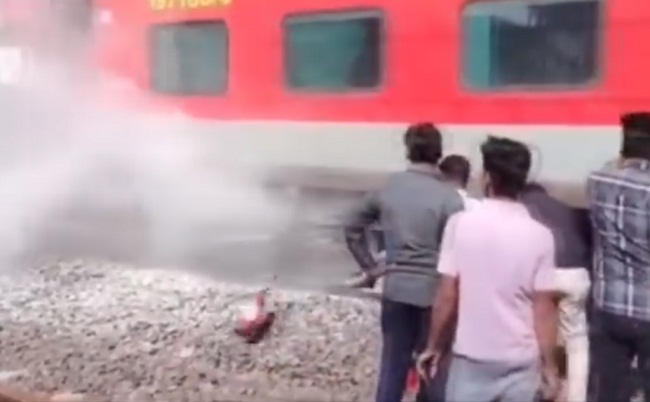 पातालकोट एक्सप्रेस में बोगी के पहिए से अचानक निकलने लगा धुआं पातालकोट एक्सप्रेस में बोगी के पहिए से अचानक निकलने लगा धुआं
