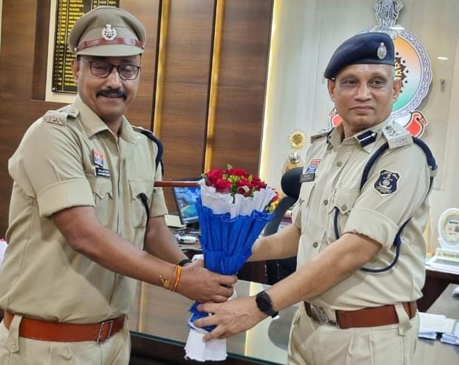 नवपदस्थ पुलिस अधीक्षक विजय पाण्डेय ने किया पदभार ग्रहण नवपदस्थ पुलिस अधीक्षक विजय पाण्डेय ने किया पदभार ग्रहण
