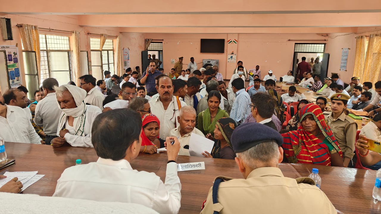 जिलाधिकारी व पुलिस अधीक्षक ने सुनी लोगों की समस्याएं जिलाधिकारी व पुलिस अधीक्षक ने सुनी लोगों की समस्याएं