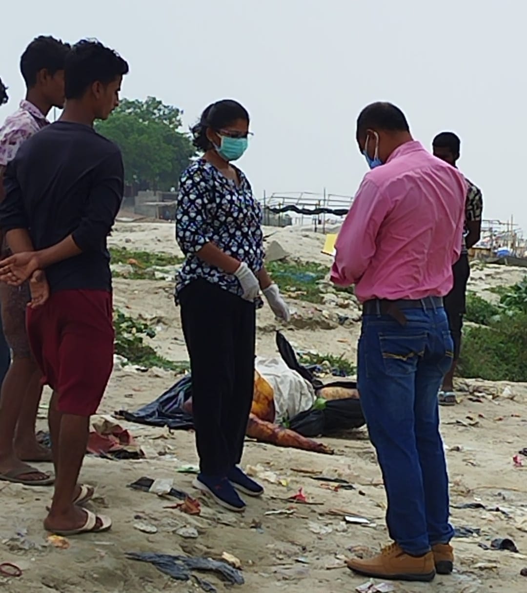 जांच करती पुलिस जांच करती पुलिस