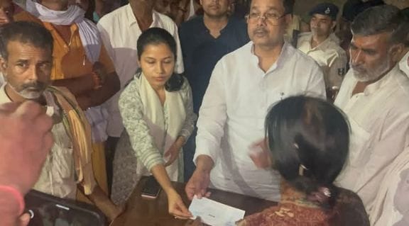 पीड़ित परिवार को चेक देते एसडीओ व विधायक पीड़ित परिवार को चेक देते एसडीओ व विधायक