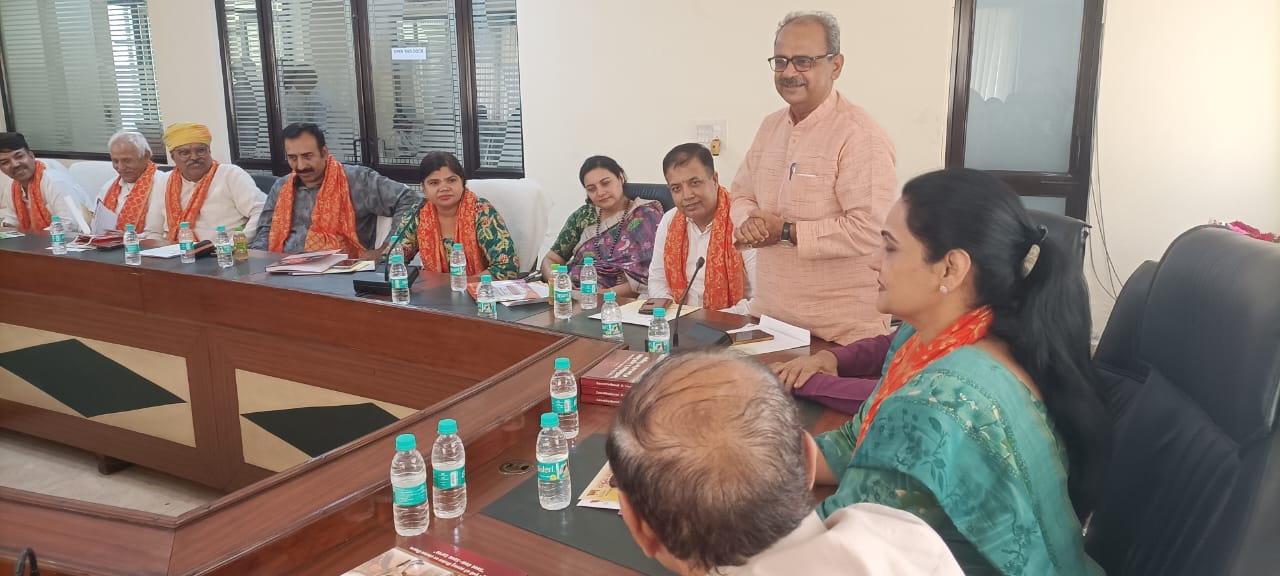 राष्ट्रीय गोधन सम्मिट को लेकर हुई गोष्ठी में अपने विचार व्यक्त करते गो प्रेमी। राष्ट्रीय गोधन सम्मिट को लेकर हुई गोष्ठी में अपने विचार व्यक्त करते गो प्रेमी।
