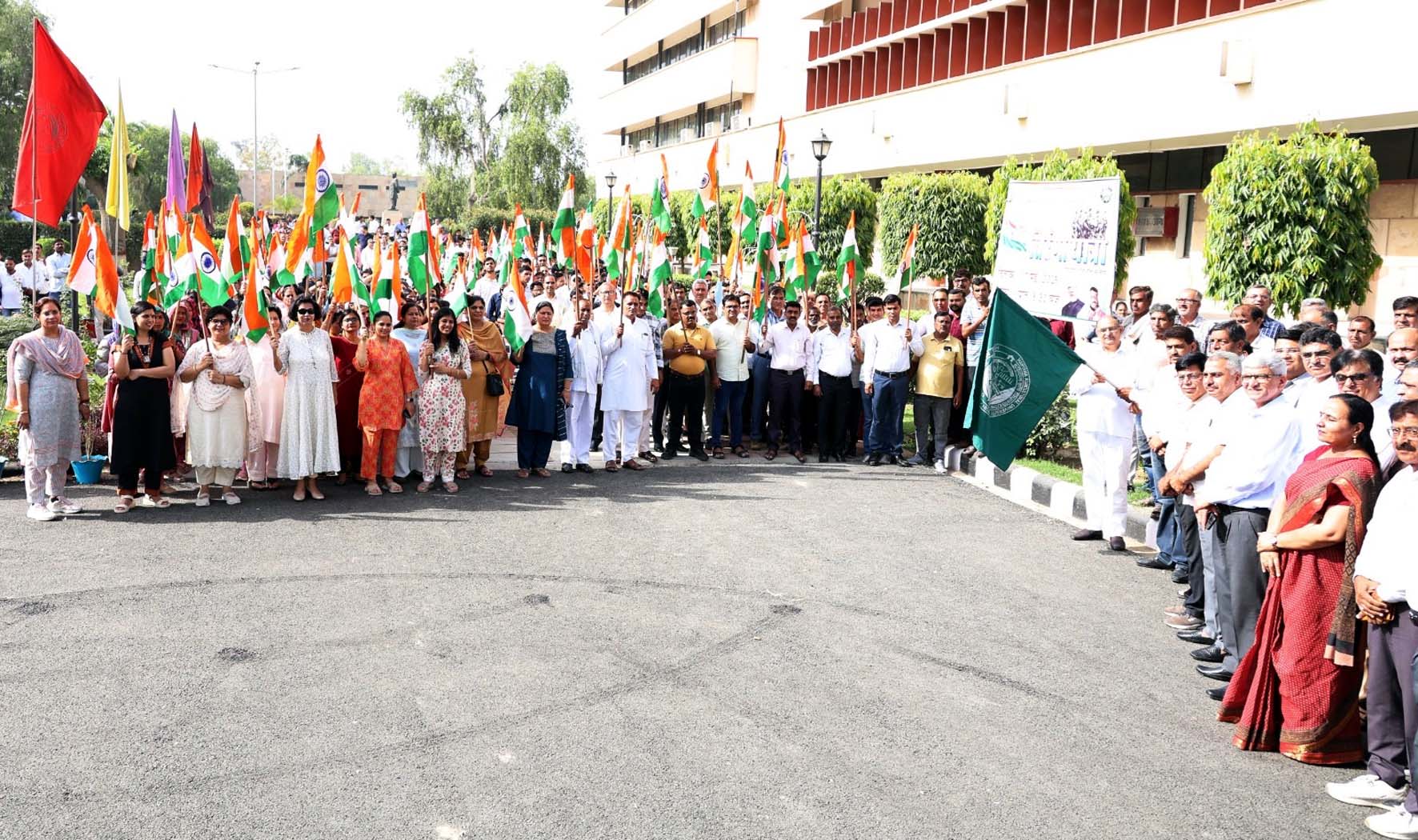 तिरंगा यात्रा को झंडी दिखाते कुलपति प्रो. बीआर कम्बोज। तिरंगा यात्रा को झंडी दिखाते कुलपति प्रो. बीआर कम्बोज।
