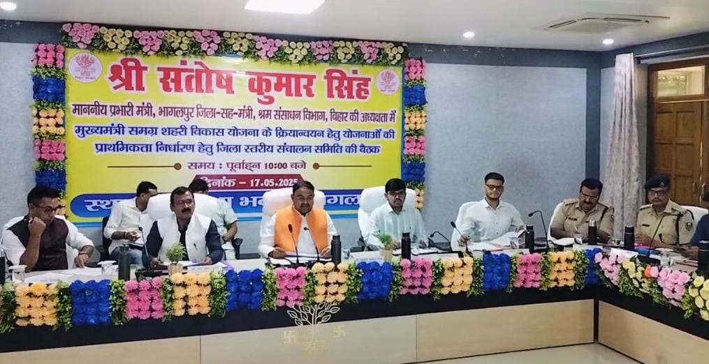 बैठक करते मंत्री बैठक करते मंत्री