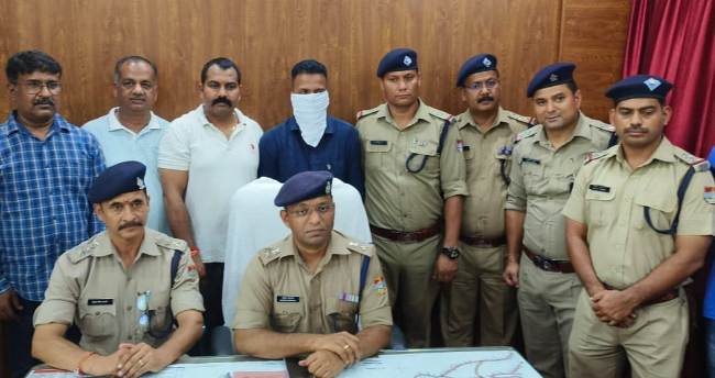 अपराध की जानकारी देते वरिष्ठ पुलिस अधीक्षक । अपराध की जानकारी देते वरिष्ठ पुलिस अधीक्षक ।