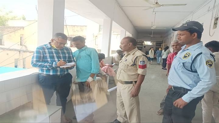 तम्बाकू खाने और धूम्रपान करने वाले 11 लोगों से वसूला गया जुर्माना तम्बाकू खाने और धूम्रपान करने वाले 11 लोगों से वसूला गया जुर्माना