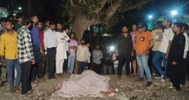 घटना के बाद मौके पर उपस्थित भीड़ घटना के बाद मौके पर उपस्थित भीड़