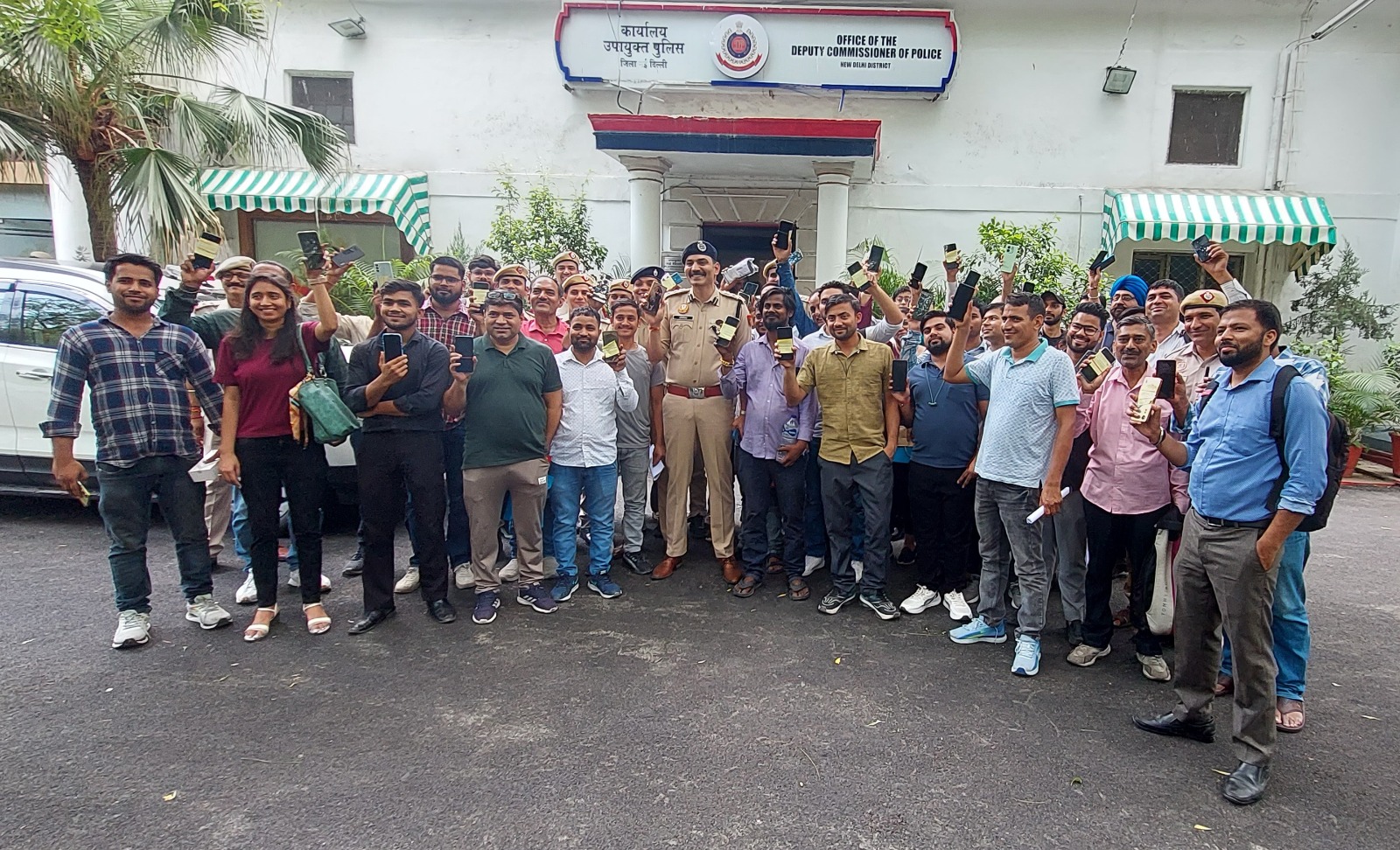 माेबाइल फाेन बरामद कर पीड़िताें वापस दिया पुलिस ने फाेटाे माेबाइल फाेन बरामद कर पीड़िताें वापस दिया पुलिस ने फाेटाे