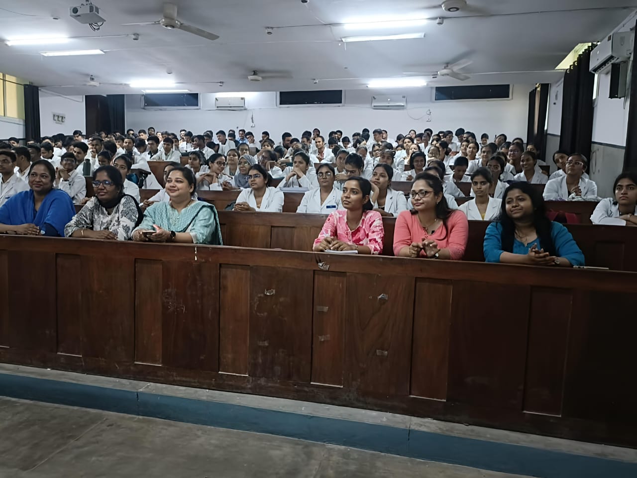 मोतीलाल नेहरू मेडिकल कालेज में आयोजित काउंसलिंग सत्र कार्यक्रम का छाया चित्र मोतीलाल नेहरू मेडिकल कालेज में आयोजित काउंसलिंग सत्र कार्यक्रम का छाया चित्र