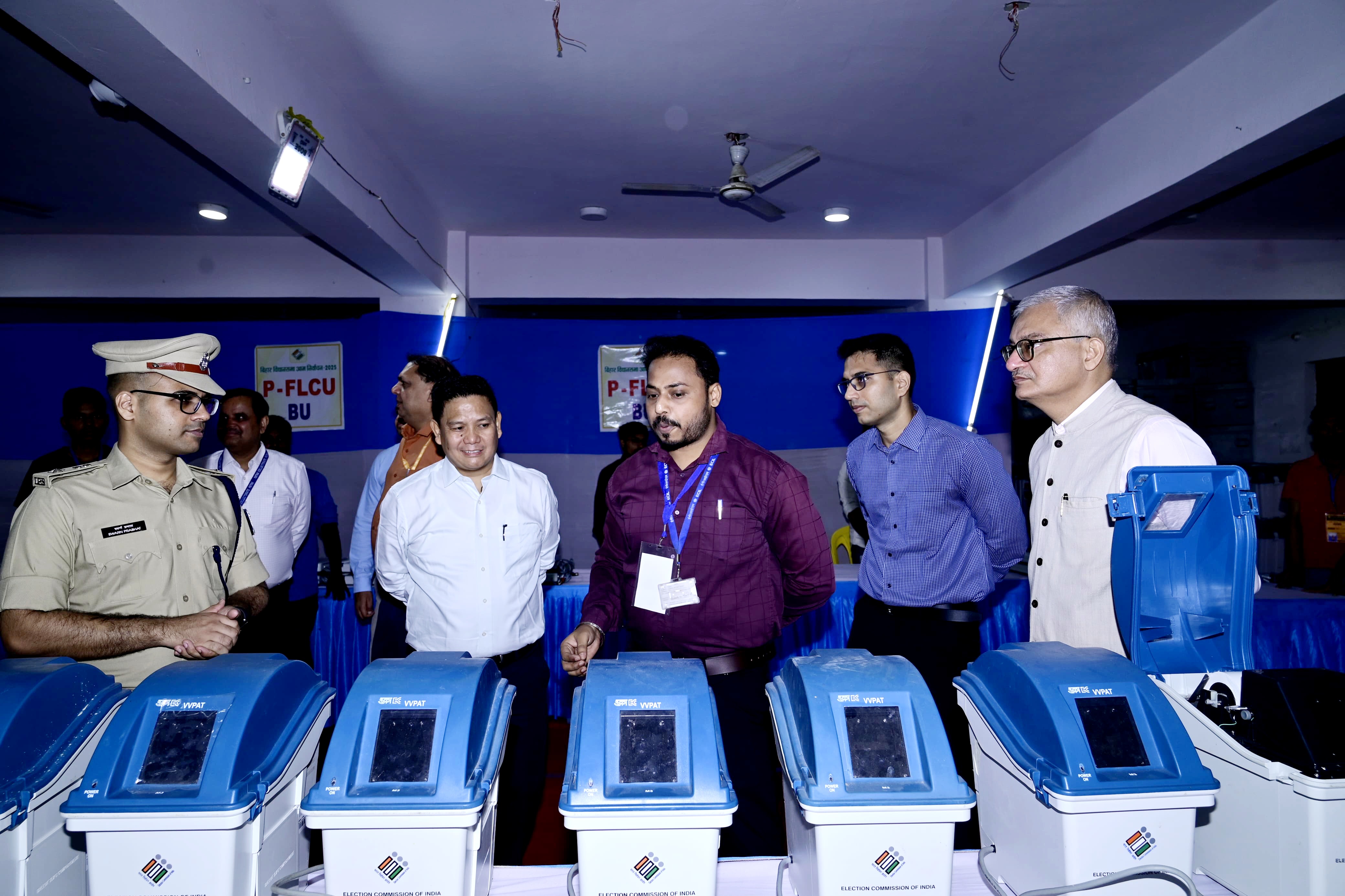 एफएलसी कार्य का निरीक्षण करते निर्वाचन आयुक्त विवेक जोशी एफएलसी कार्य का निरीक्षण करते निर्वाचन आयुक्त विवेक जोशी