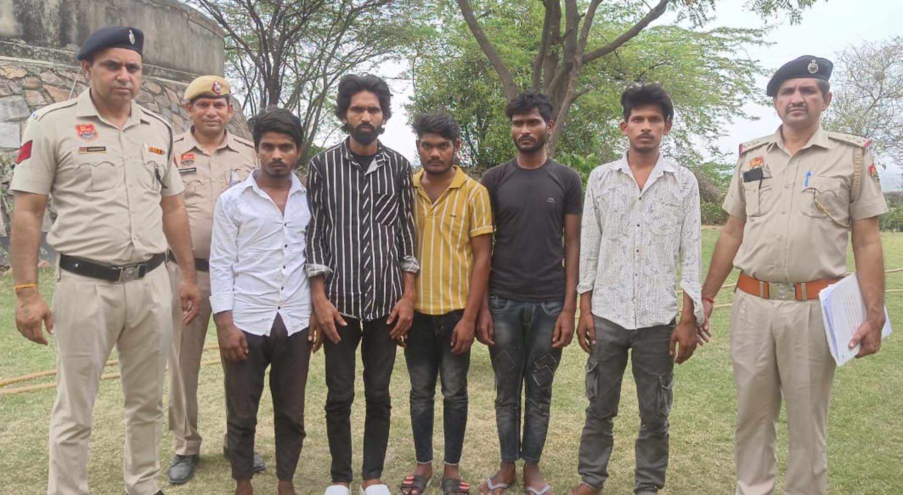 गुरुग्राम पुलिस की गिरफ्त में लूट की वारदात को अंजाम देने की फिराक में घूम रहे आरोपी। गुरुग्राम पुलिस की गिरफ्त में लूट की वारदात को अंजाम देने की फिराक में घूम रहे आरोपी।
