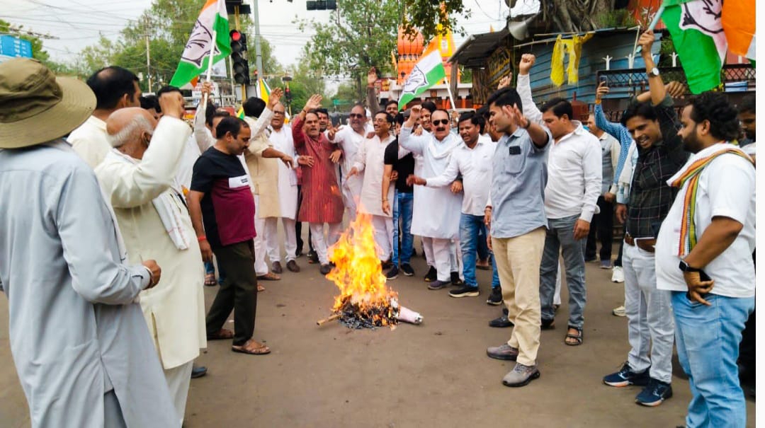 जलाया विजय शाह और जगदीश देवड़ा का पुतला जलाया विजय शाह और जगदीश देवड़ा का पुतला