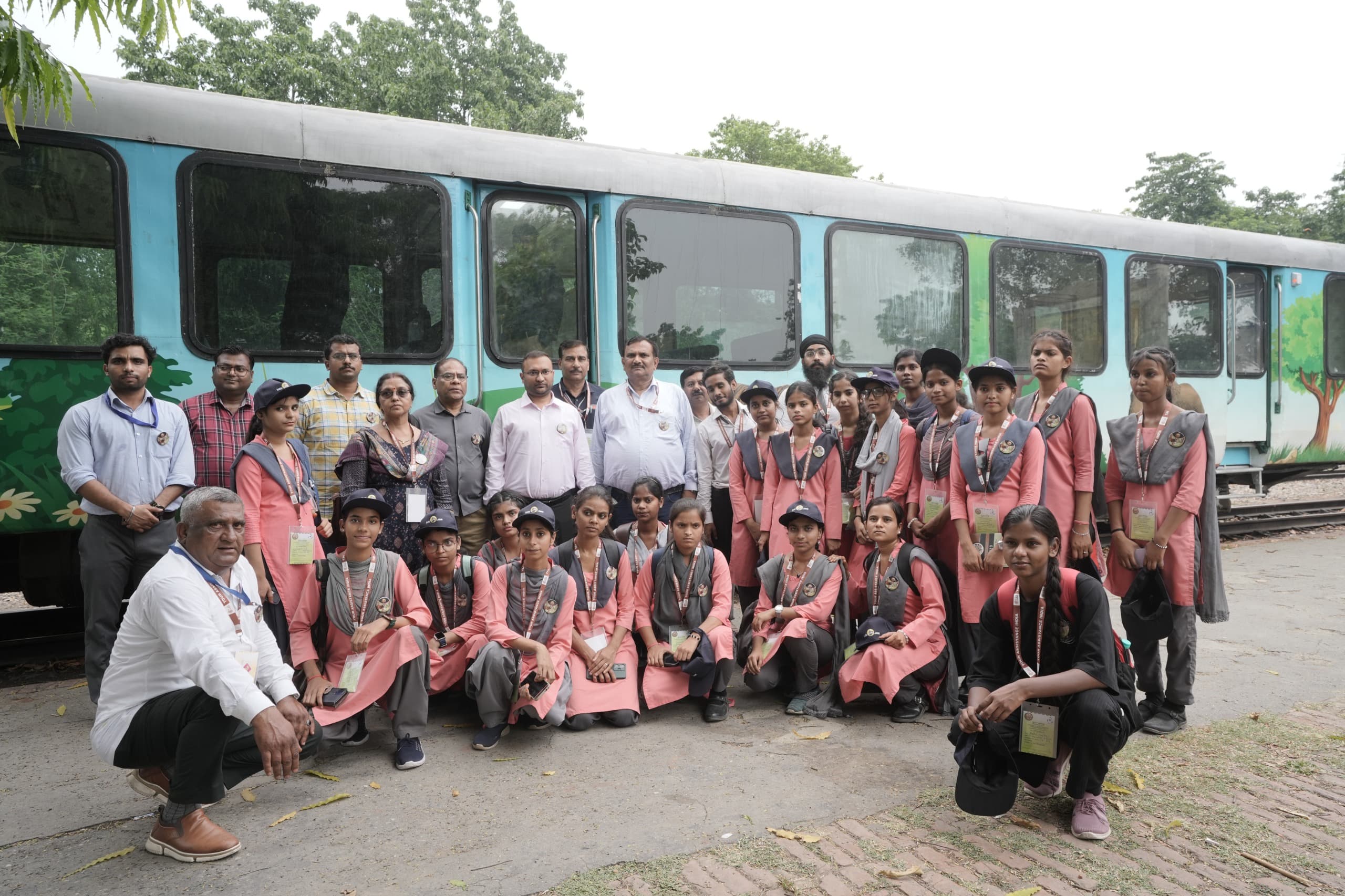 इको टूरिज्म और पर्यटन के लिए चलाई जाने वाली विस्टाडोम ट्रेन सेवा एवं ट्रेन से घूने वाले बच्चों के साथ स्टॉफ इको टूरिज्म और पर्यटन के लिए चलाई जाने वाली विस्टाडोम ट्रेन सेवा एवं ट्रेन से घूने वाले बच्चों के साथ स्टॉफ