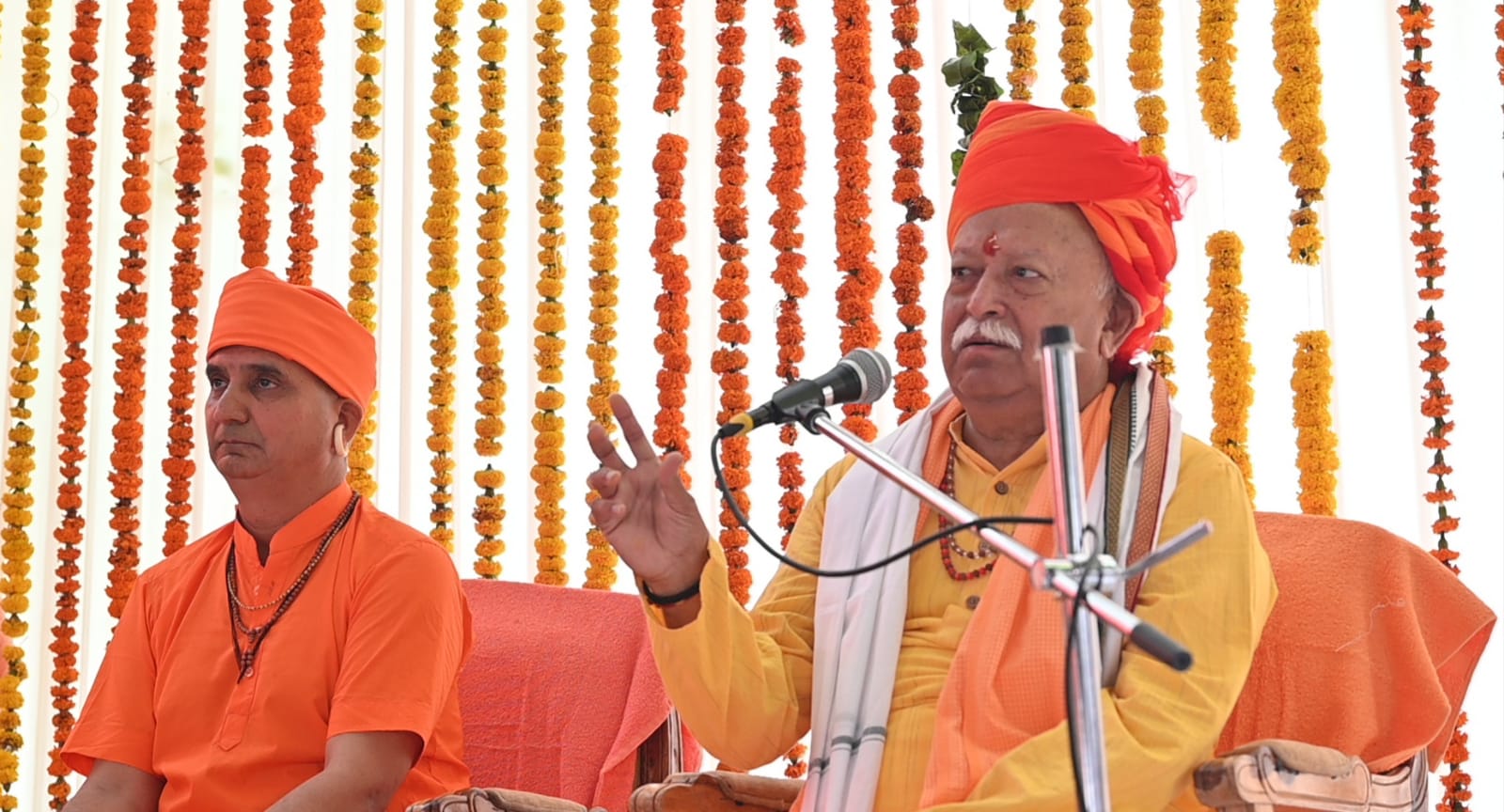 जयपुर : श्री रविनाथ कुंज आश्रम में सम्मान प्राप्त करते हुए राष्ट्रीय स्वयंसेवक संघ के सरसंघचालक डॉ मोहन भागवत। जयपुर : श्री रविनाथ कुंज आश्रम में सम्मान प्राप्त करते हुए राष्ट्रीय स्वयंसेवक संघ के सरसंघचालक डॉ मोहन भागवत।