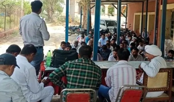 इसराना पानीपत में बैठक करते अखिल हरियाणा पावर कॉर्पोरेशन वर्कर यूनियन के सदस्य इसराना पानीपत में बैठक करते अखिल हरियाणा पावर कॉर्पोरेशन वर्कर यूनियन के सदस्य