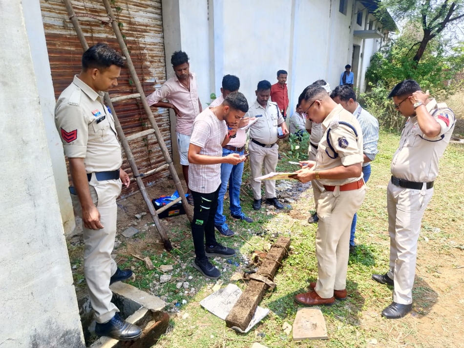 एफएसएल की टीम सीमेंट के पोल को जांच करते हुए। एफएसएल की टीम सीमेंट के पोल को जांच करते हुए।