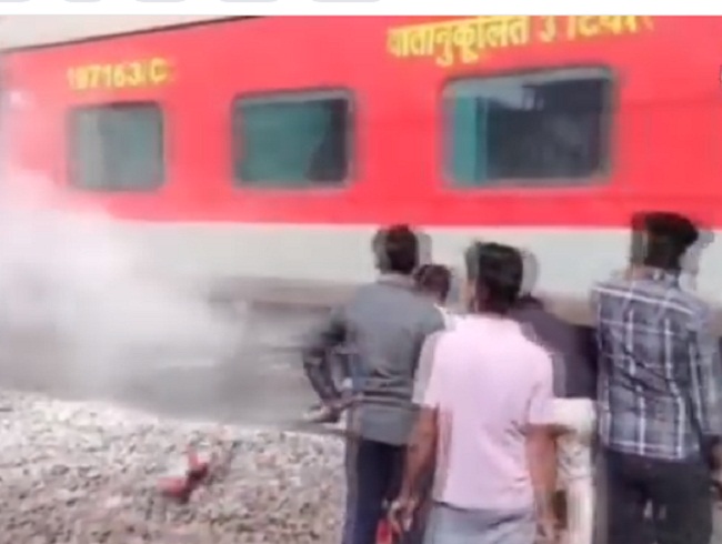पातालकोट एक्सप्रेस में बोगी के पहिए से अचानक निकलने लगा धुआं पातालकोट एक्सप्रेस में बोगी के पहिए से अचानक निकलने लगा धुआं