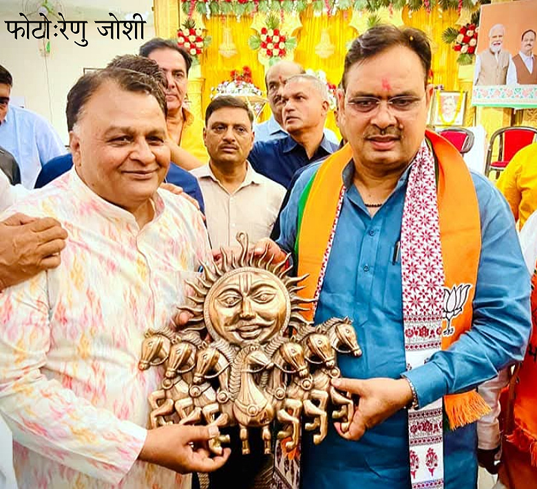 सीएम भजनलाल शर्मा को सूर्य सम्मान अर्पित, सात घेाड़ों से सुसजिज्जत रथ पर सवार प्रतिमा भेंट सीएम भजनलाल शर्मा को सूर्य सम्मान अर्पित, सात घेाड़ों से सुसजिज्जत रथ पर सवार प्रतिमा भेंट