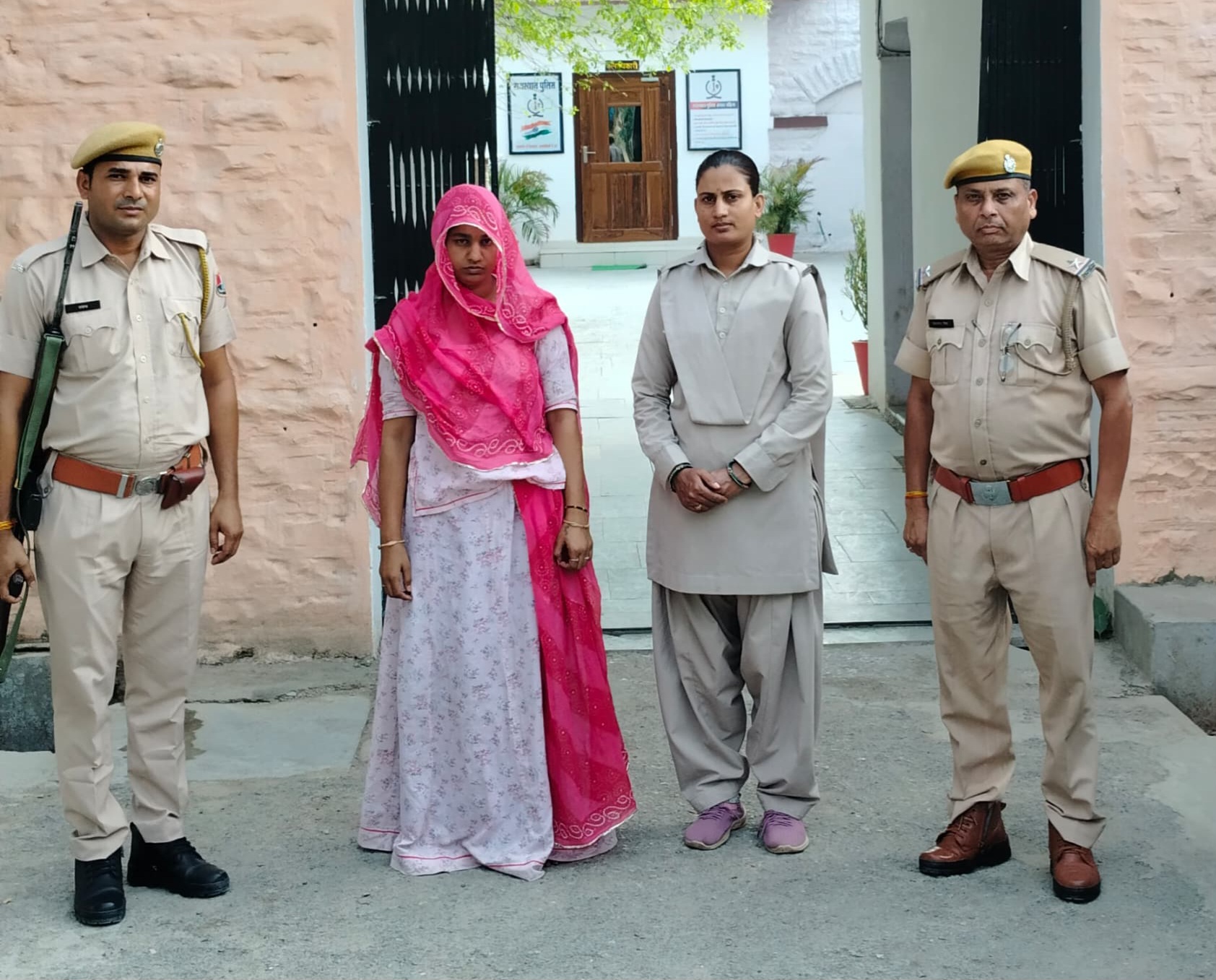 चित्तौड़गढ़ जिले के निंबाहेड़ा में इंजीनियर पति की हत्या के मामले में पत्नी गिरफ्तार। चित्तौड़गढ़ जिले के निंबाहेड़ा में इंजीनियर पति की हत्या के मामले में पत्नी गिरफ्तार।