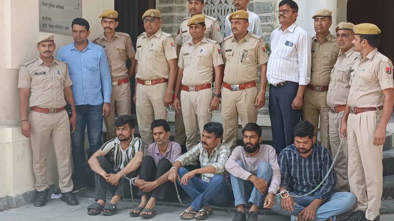 20 लाख की फिरौती मांगने वाले पांच आरोपी गिरफ्तार, कार बरामद 20 लाख की फिरौती मांगने वाले पांच आरोपी गिरफ्तार, कार बरामद