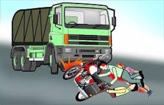 तेज रफ्तार डंपर ने बाइक सवार को सामने से टक्कर तेज रफ्तार डंपर ने बाइक सवार को सामने से टक्कर