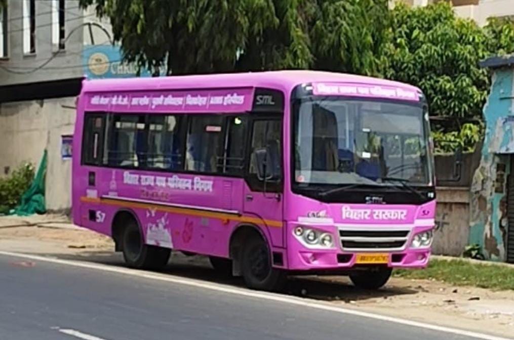 डीपो में खड़ी बस डीपो में खड़ी बस