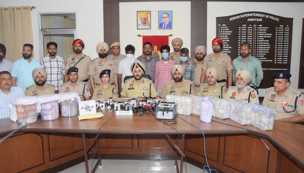 तस्करी के आरोप में गिरफ्तार युवाओं की जानकारी देते अमृतसर पुलिस आयुक्त तस्करी के आरोप में गिरफ्तार युवाओं की जानकारी देते अमृतसर पुलिस आयुक्त