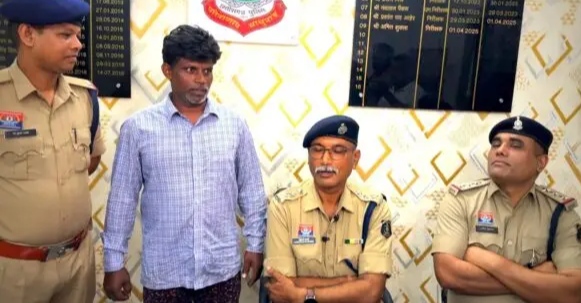 पुलिस के गिरफ्त में आरोपी पुलिस के गिरफ्त में आरोपी