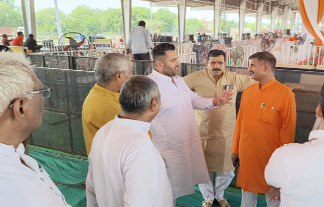 सोनीपत: विधायक निखिल मदान गुरू गोरखनाथ प्रकट दिवस समारोह की तैयारियों का जायजा लेते हुए सोनीपत: विधायक निखिल मदान गुरू गोरखनाथ प्रकट दिवस समारोह की तैयारियों का जायजा लेते हुए